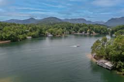 Max's Blue Lakeside Cottage - Image 2