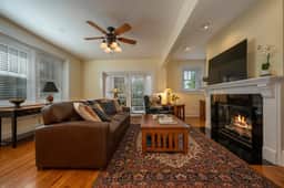 Minette's Downtown Condo - Image 2