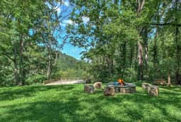 The Sugar Creek Chalet - Image 5