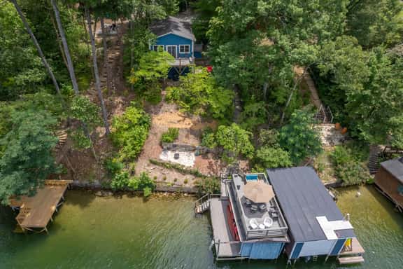 Max's Blue Lakeside Cottage - Image 1