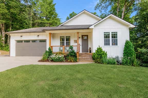 Crooked Maple Cottage - Image 1