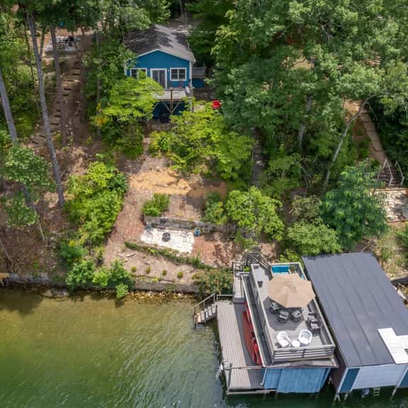 Max's Blue Lakeside Cottage - Image 1