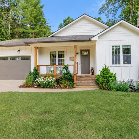 Crooked Maple Cottage - Image 1