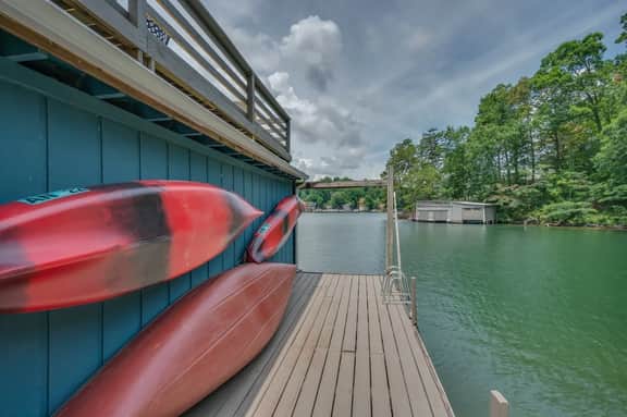 Max's Blue Lakeside Cottage - Image 5