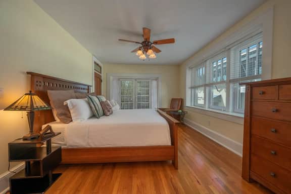 Minette's Downtown Condo - Image 4